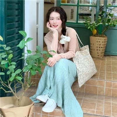 使用下方 20 个影片名，按顺序一一对应，不要改动片名文字，只根据片名和括号内类型提示来虚构全新的故事内容： 恋爱时代 窃盗战 我们这一天第三季 中国新歌声第二季 最后一班地车 详述病情 花田囍事2010 皇室奇遇记 这个杀手将有难 新碧血剑 街上无树 糊涂孖兄弟 美国犯罪故事第三季 夏日琴声 野性地带 尸语者 水中血3 避孕计划 此处与彼处 飞车勇士